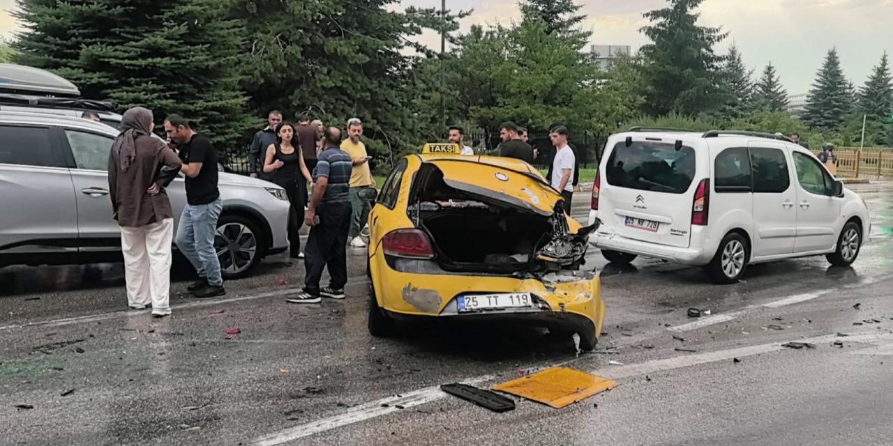 Erzurum'da 10 araçlı zincirleme kaza: 5 yaralı