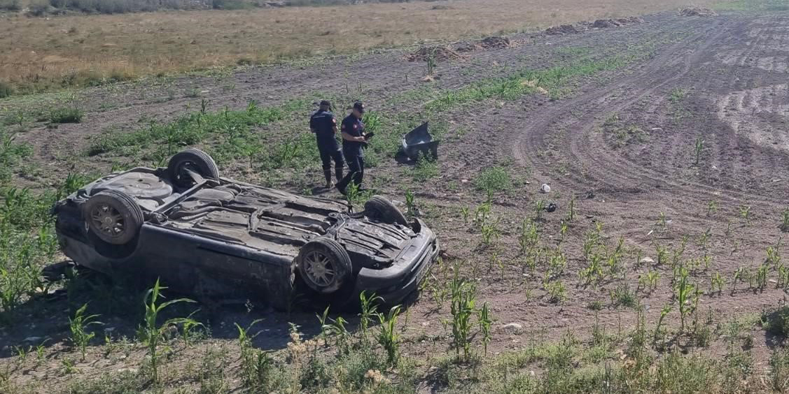Takla atan otomobildeki 2 kişi hayatını kaybetti