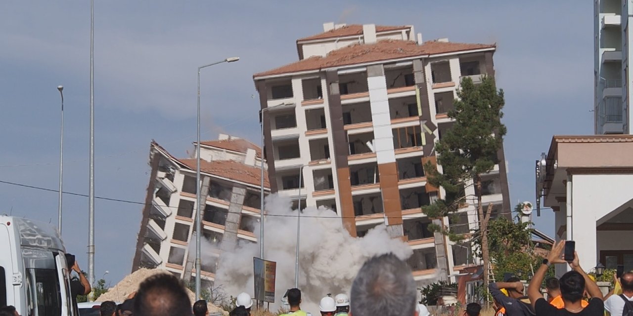 Malatya'da Ağır Hasarlı 2 Bina, Patlayıcı İle Yıkıldı