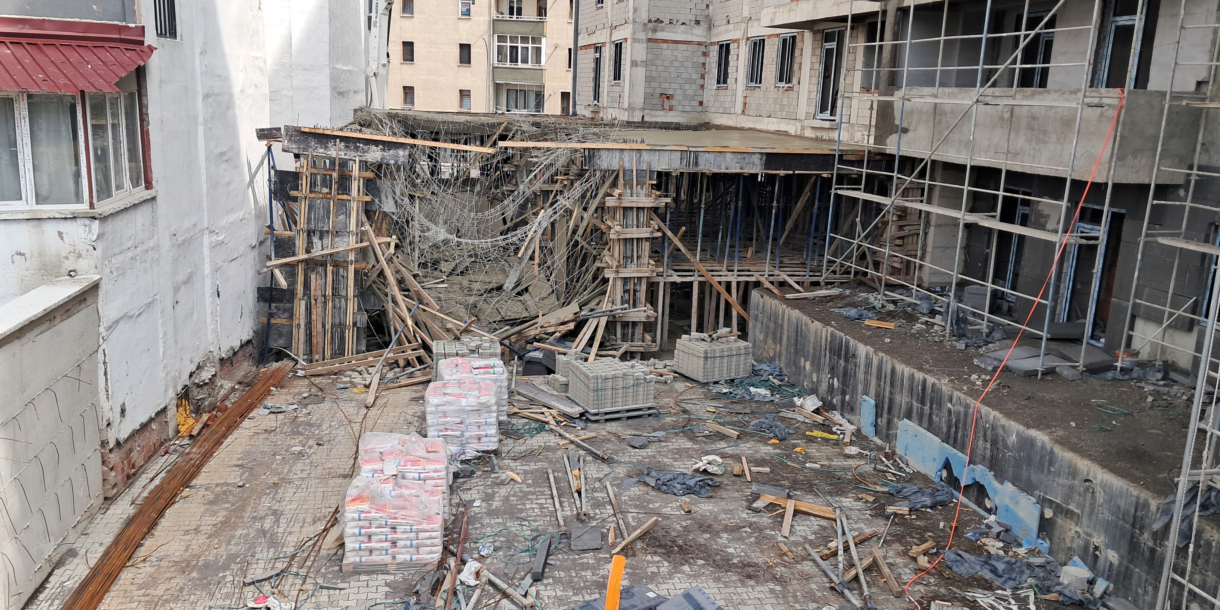Erzurum korkutan anlar: İnşaatın tablası beton dökümünde çöktü