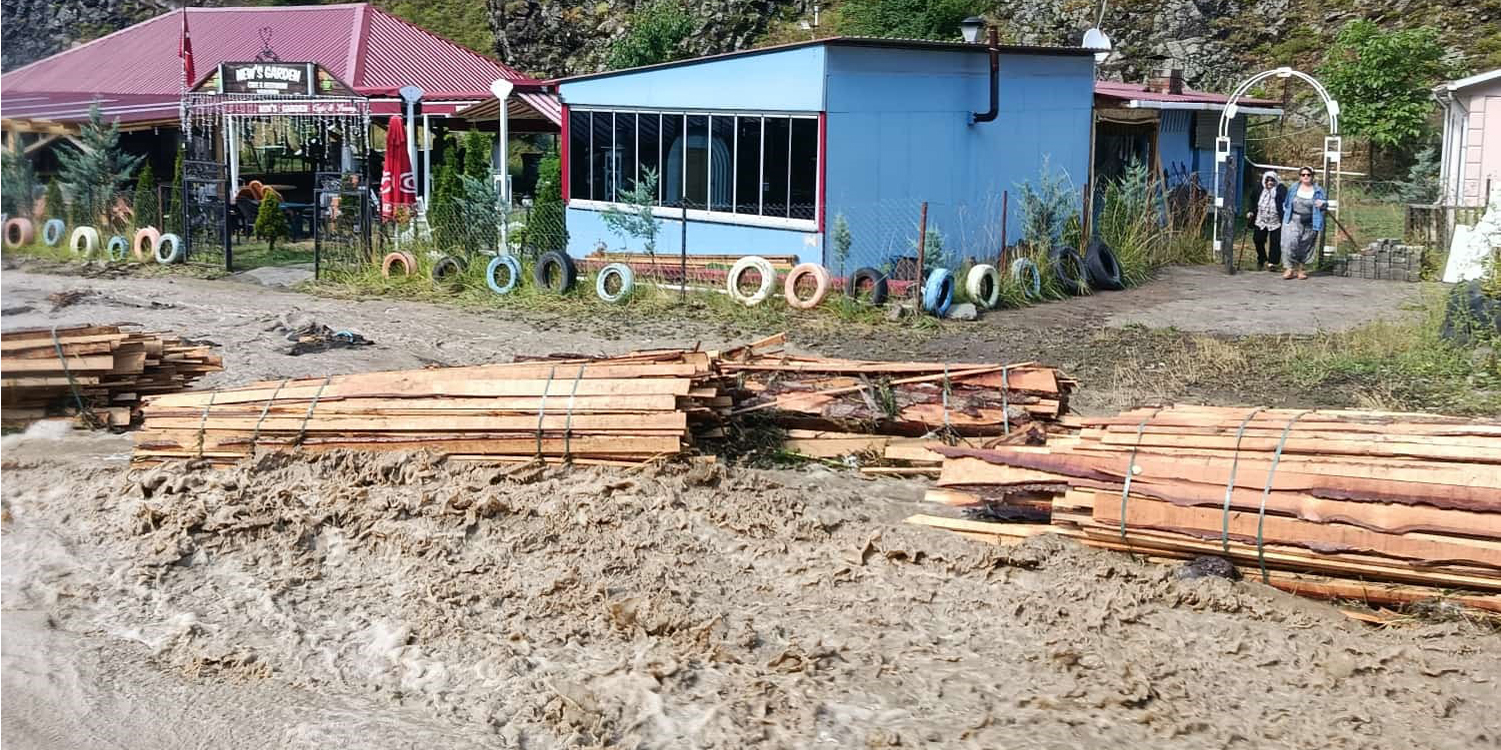 Sağanak yağış Şavşat’ta etkili oldu, cadde ve sokaklar suyla doldu
