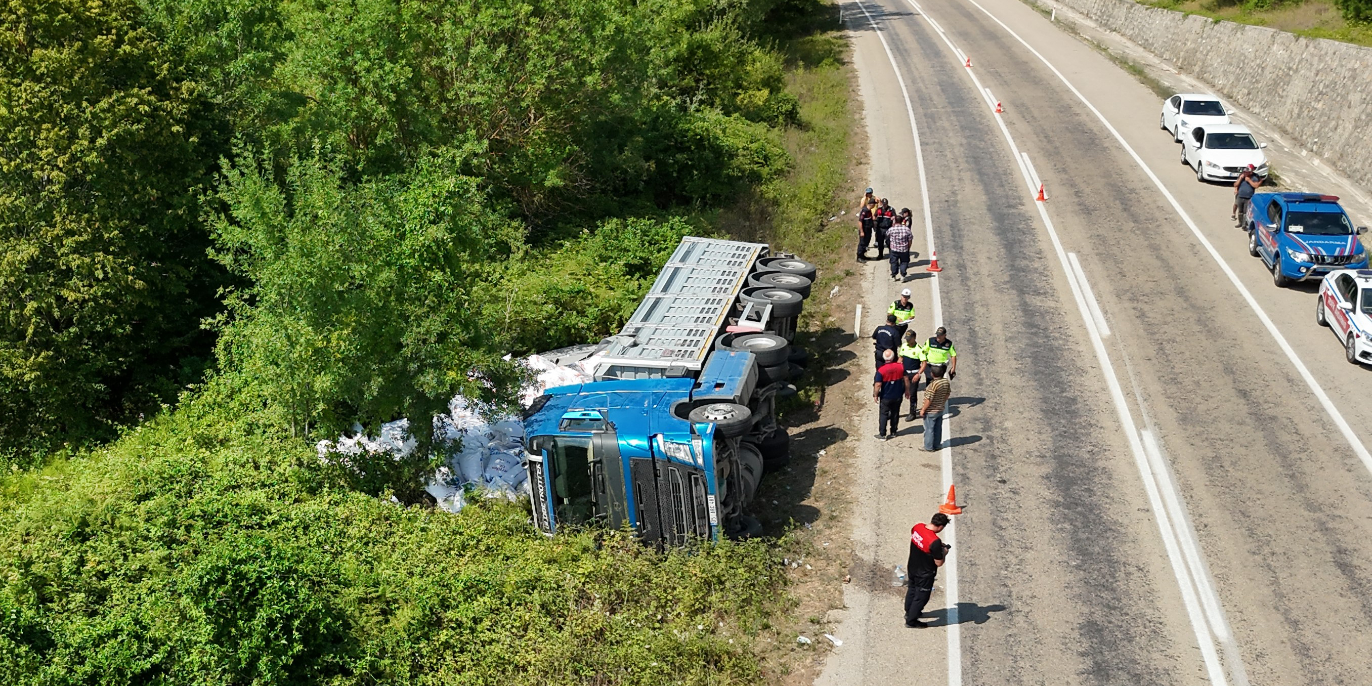 Sinop'ta kontrolden çıkan tır yan yattı: 3 yaralı