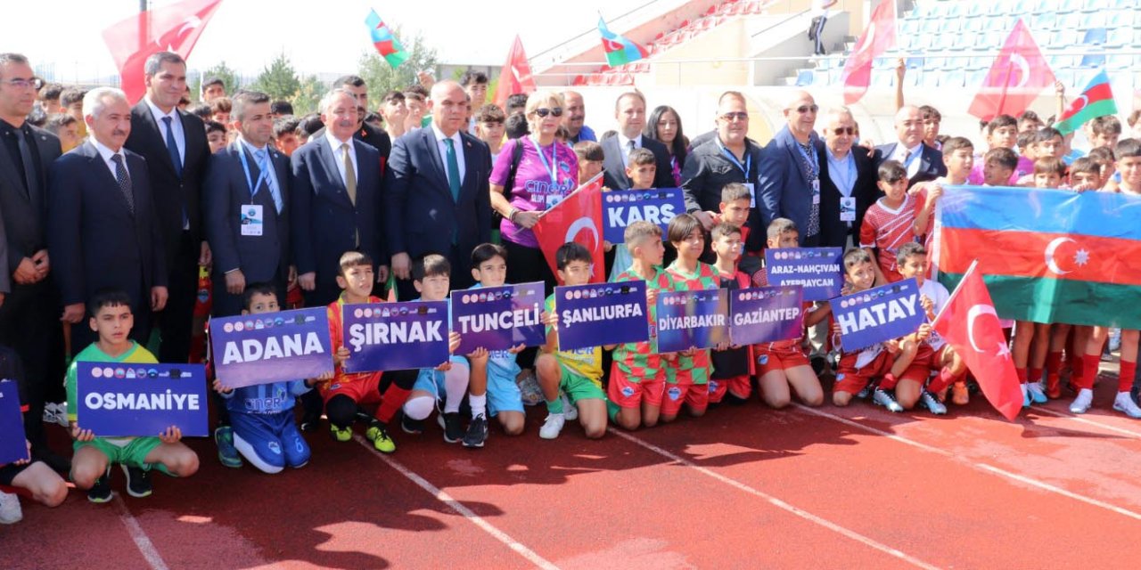 Depremzede Çocukların Katıldığı 'Uyafa Ağrı Dağı Cup Futbol Turnuvası' Başladı