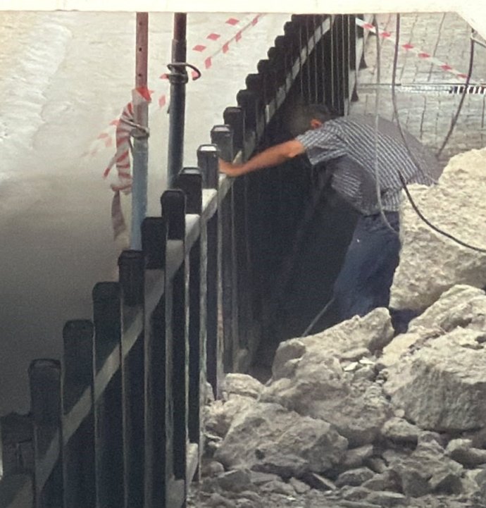Tehlikeye aldırış etmedi: Çöken alt geçide girip testereyle demir kesti