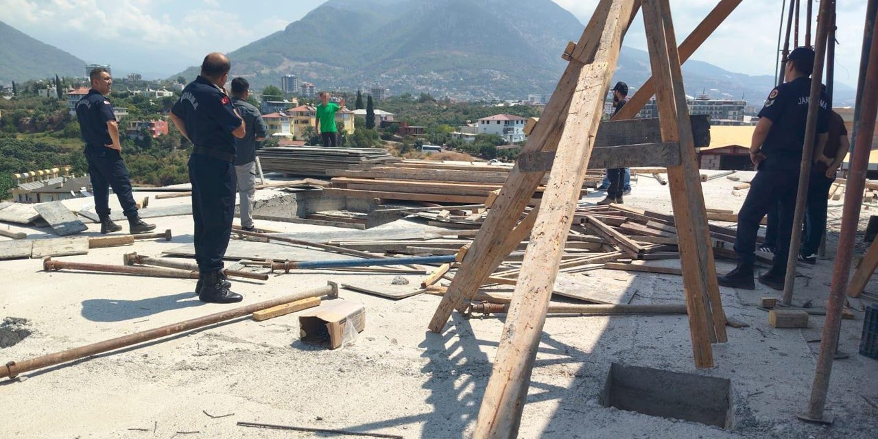 Eşini ve kayınvalidesini bıçaklayan şahıs intihar teşebbüsünü canlı yayınladı