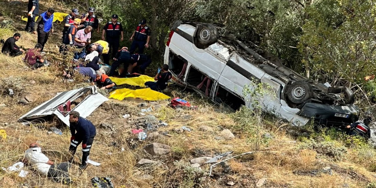 Minibüs şarampole uçtu: 4 ölü, 10 yaralı