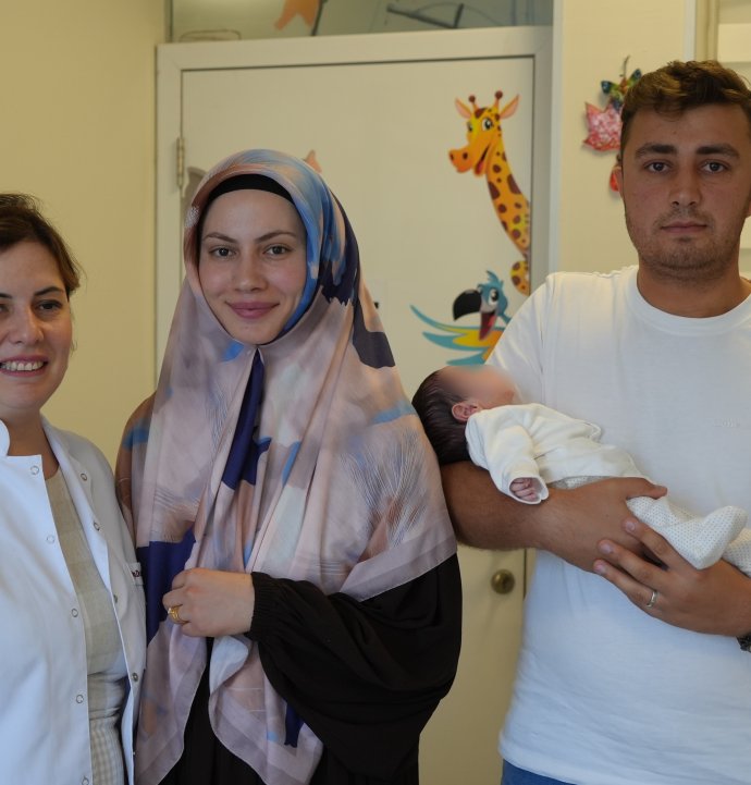 Organları dışarıda doğan bebek, Samsun'da hayata tutundu