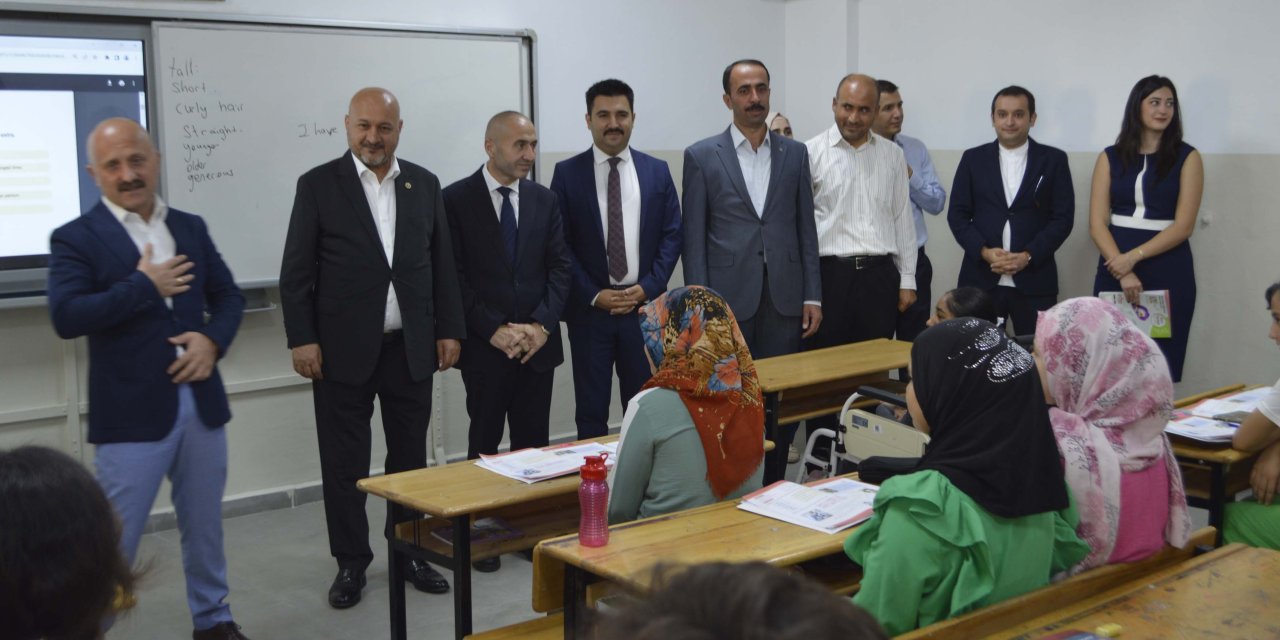 Adıyaman'da 3 Bin 200 Öğrenciye Eğitim Seti Dağıtıldı