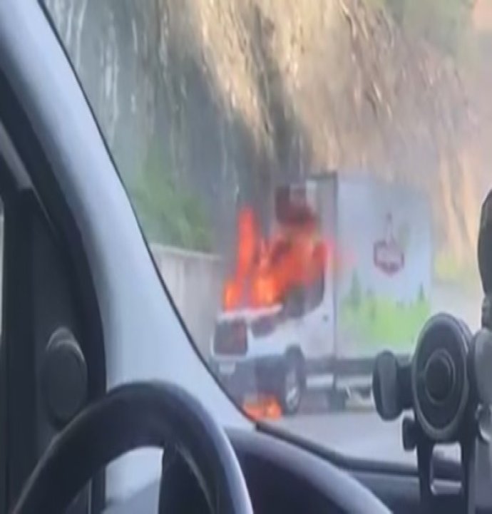 Tavuk taşıyan kamyonet hareket halindeyken yandı