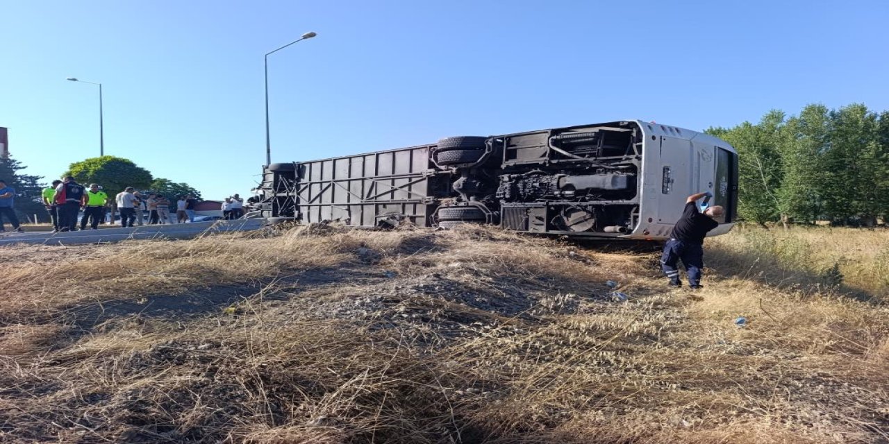 Yolcu otobüsü devrildi: 22 yaralı