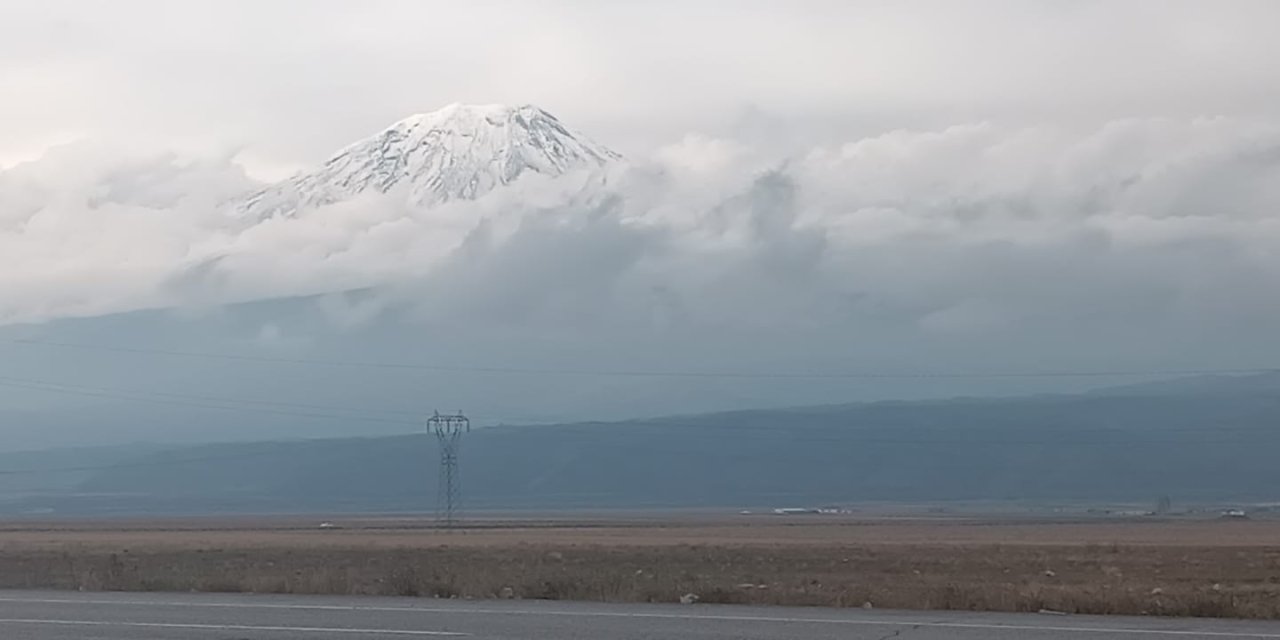 Ağrı Dağı'na Mevsimin İlk Karı Yağdı
