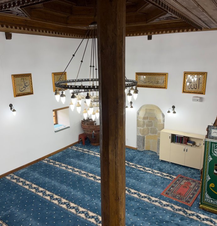 Şavşat'ta tarihi cami Osmanlı tarzı hatlarla bezendi