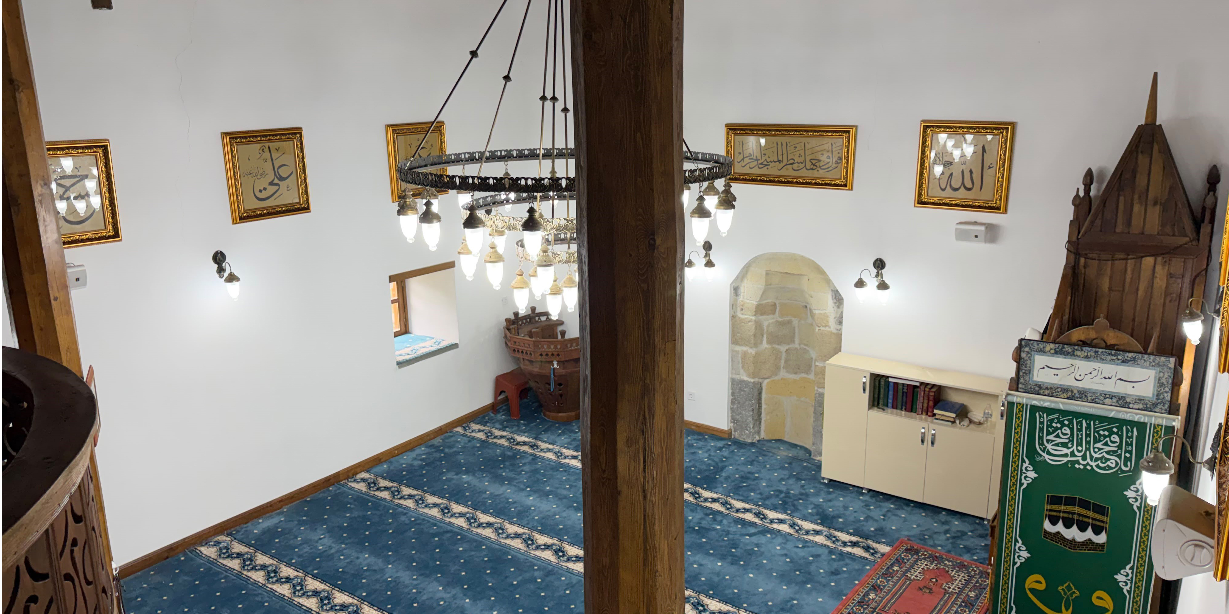 Şavşat'ta tarihi cami Osmanlı tarzı hatlarla bezendi