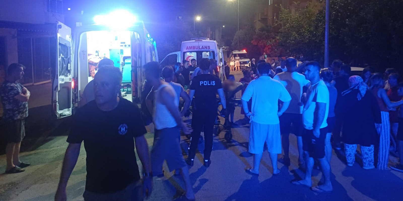 Annesini darp eden babasını bıçakladı