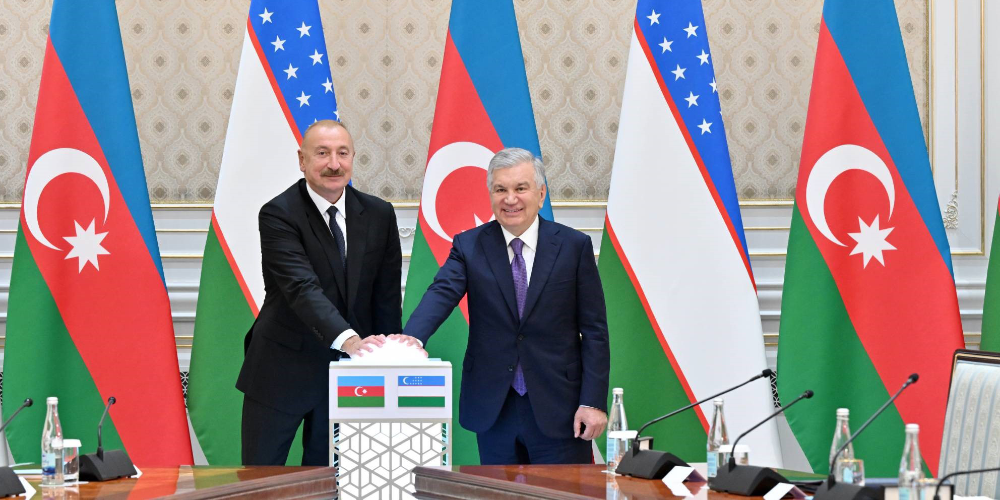 Azerbaycan Cumhurbaşkanı Aliyev, Özbekistan Devlet Başkanı Mirziyoyev ile bir araya geldi