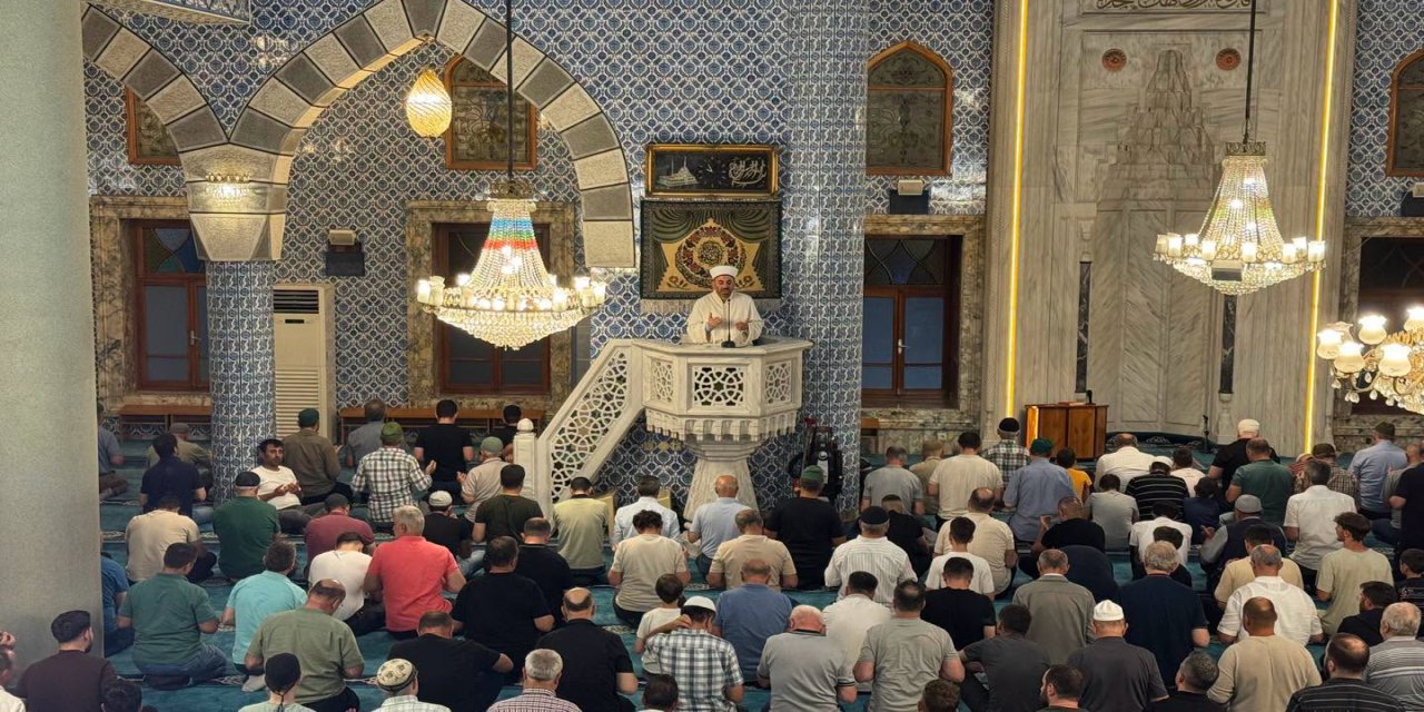 Rize’de Mevlit Gecesi Coşkusu: Sahil Camii’nde Eller Semaya Kalktı