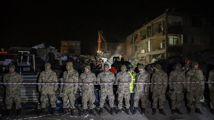 İskenderun'da depremin ardından Mehmetçik hırsız ve yağmacılara karşı nöbette