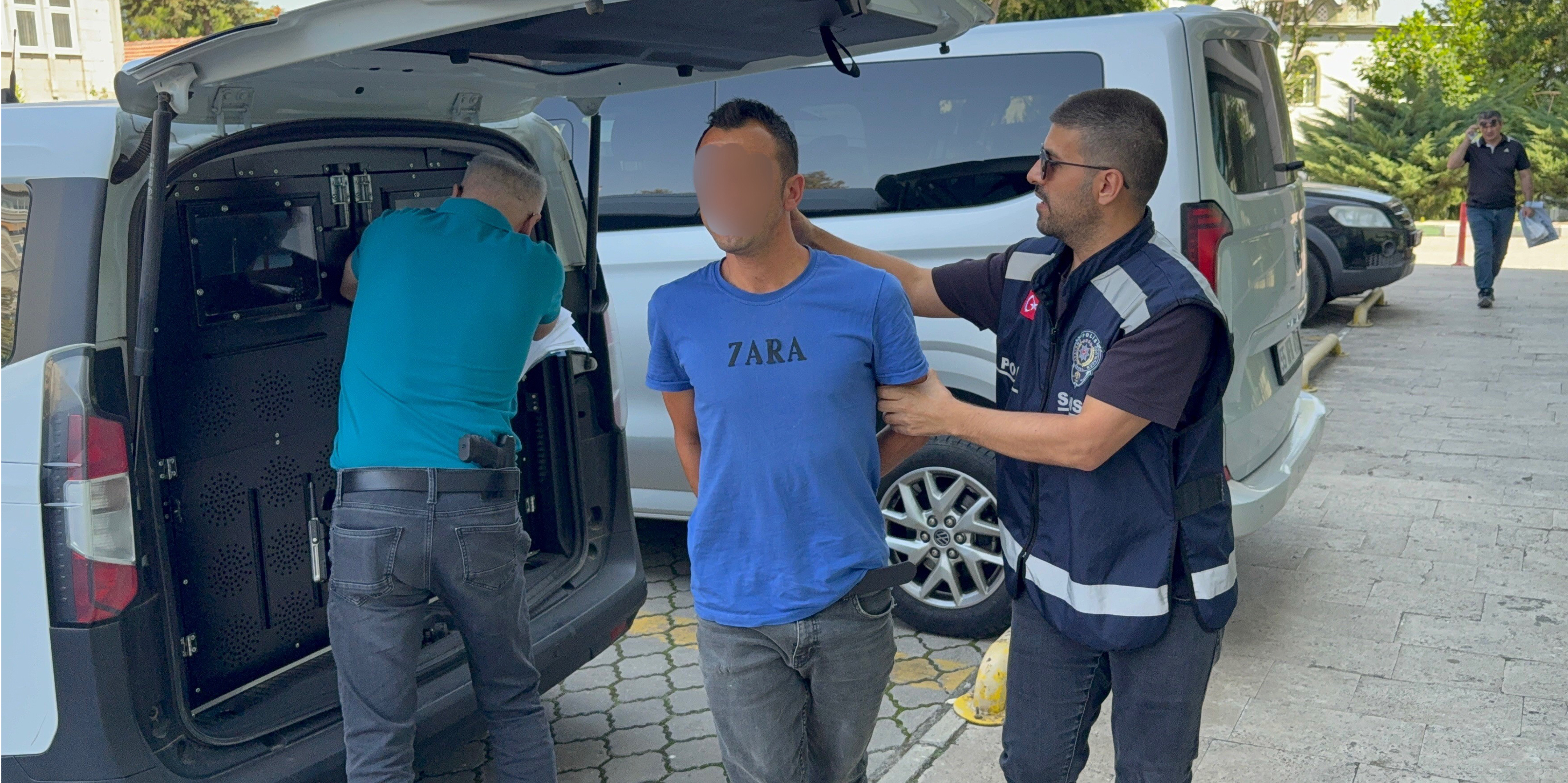 Boşanma aşamasındaki eşini bıçakla yaraladı