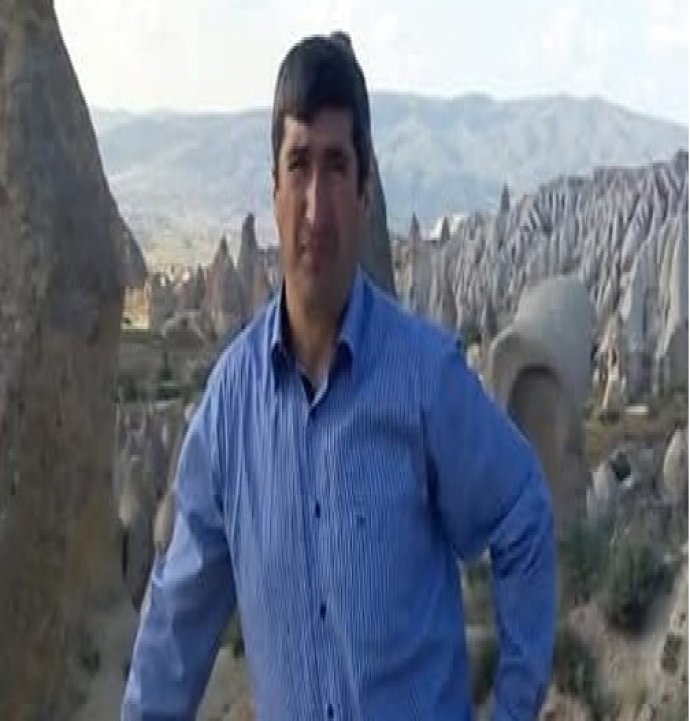 Bahçede eşinin yanına gittiği sırada devrilen traktörün altına kalarak öldü