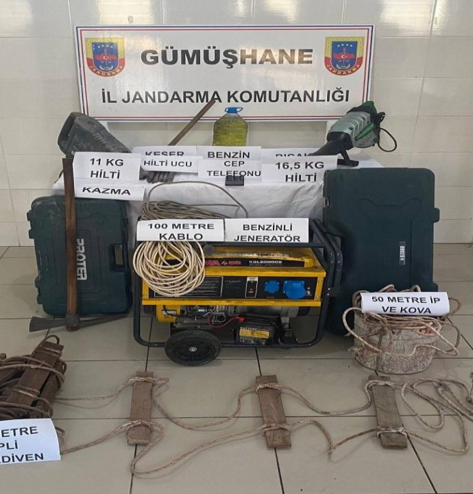 Gümüşhane'de izinsiz kazı yapan 3 kişi yakalandı