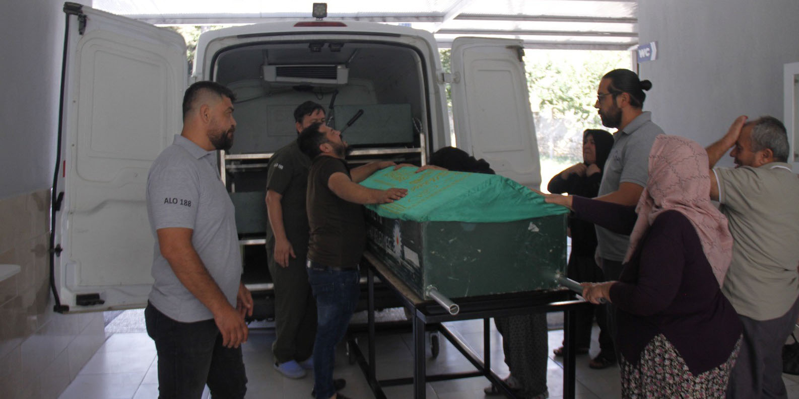 Geri manevra yapan baba, ölümüne sebep olduğu bebeğinin cenazesini gözyaşları arasında teslim aldı
