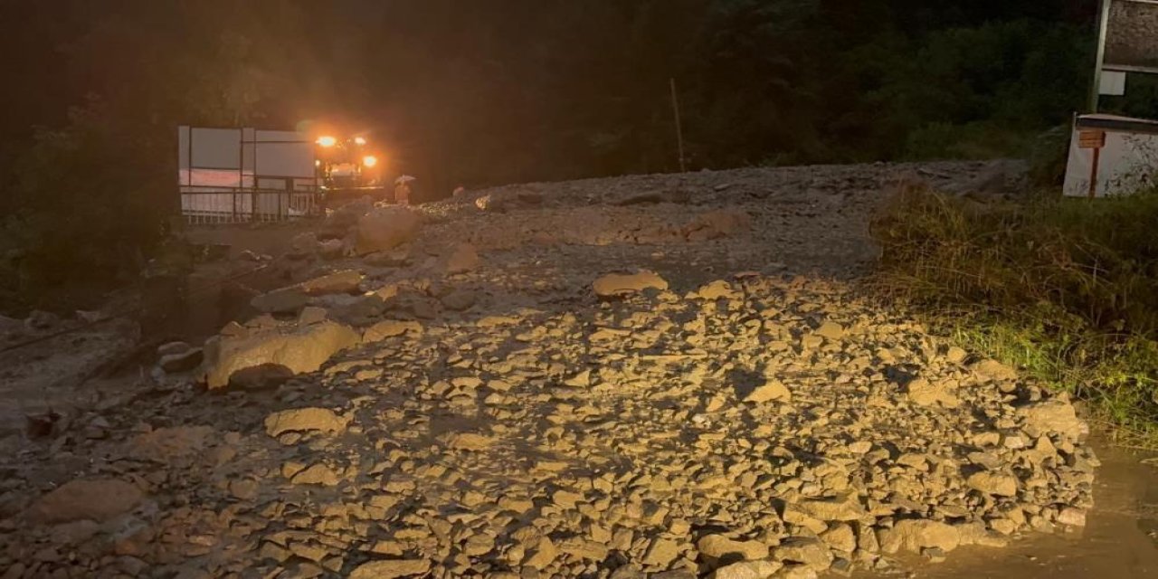 Trabzon'da aşırı yağış dereyi taşırdı, yol ulaşıma kapandı