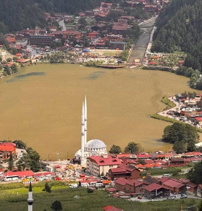 Uzungöl, yağış sonrası kahverengine büründü