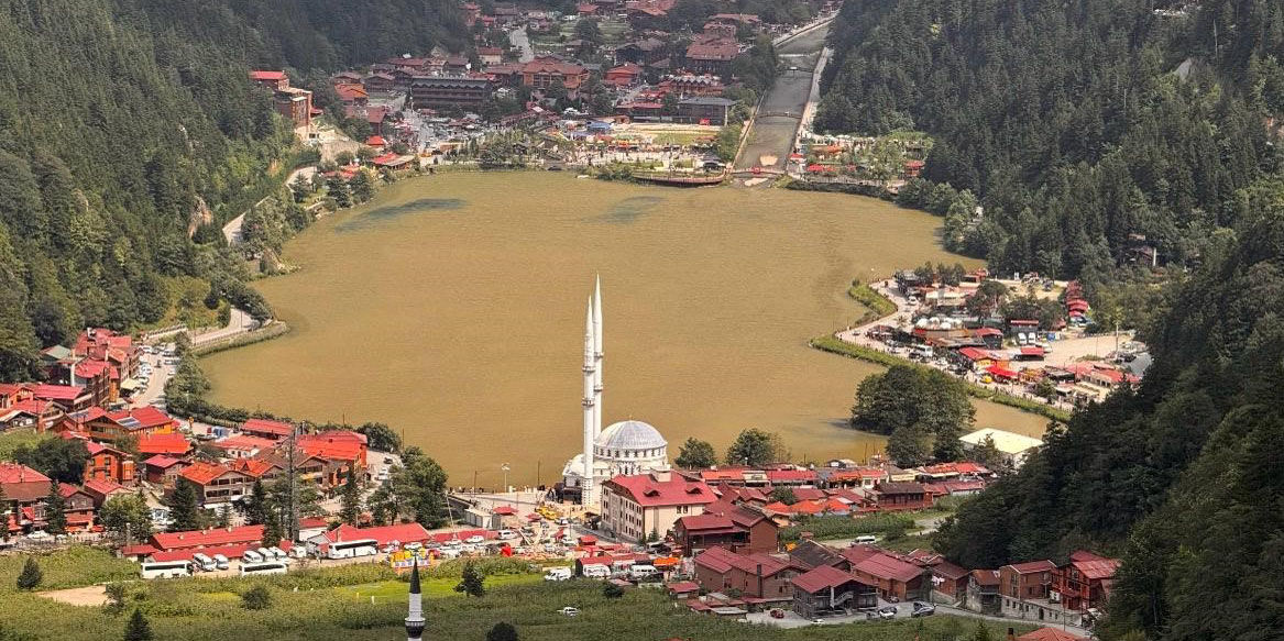Uzungöl, yağış sonrası kahverengine büründü