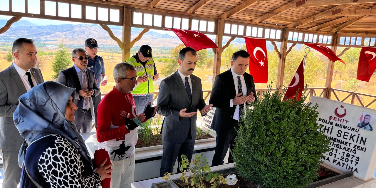 Fethi Sekin’in Şehit Olduğu İzmir'den Aldığı Bayrağı, Bin 500 Kilometre Bisiklet Sürerek Kabrine Ulaştırdı