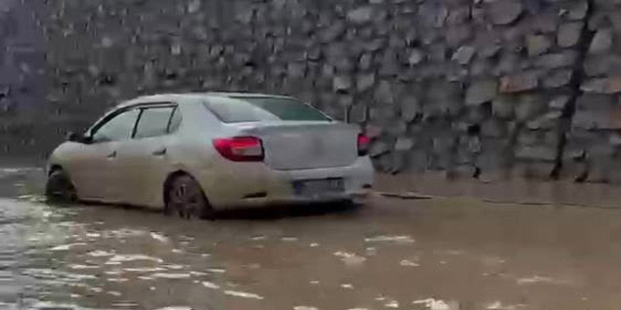 Erzurum-Artvin Karayolunda sel: Dereler taştı, bir araç mahsur kaldı