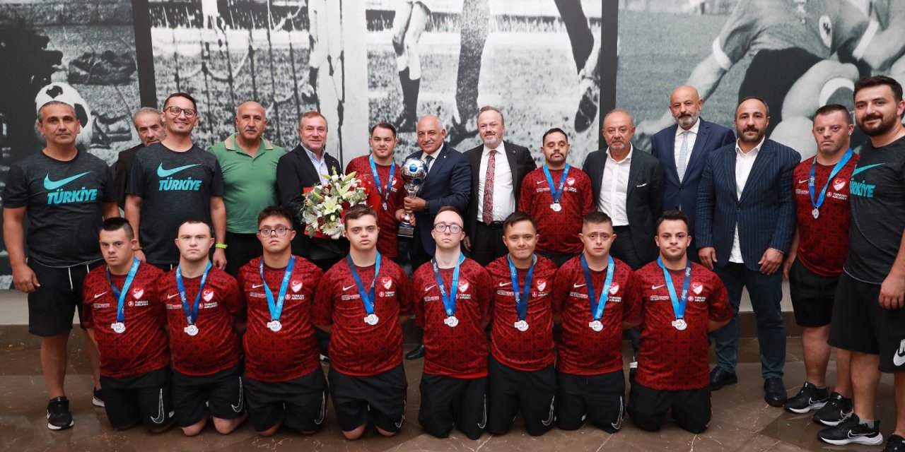 Down Sendromlu Futsal Milli Takımı'ndan Mehmet Büyükekşi'ye Ziyaret