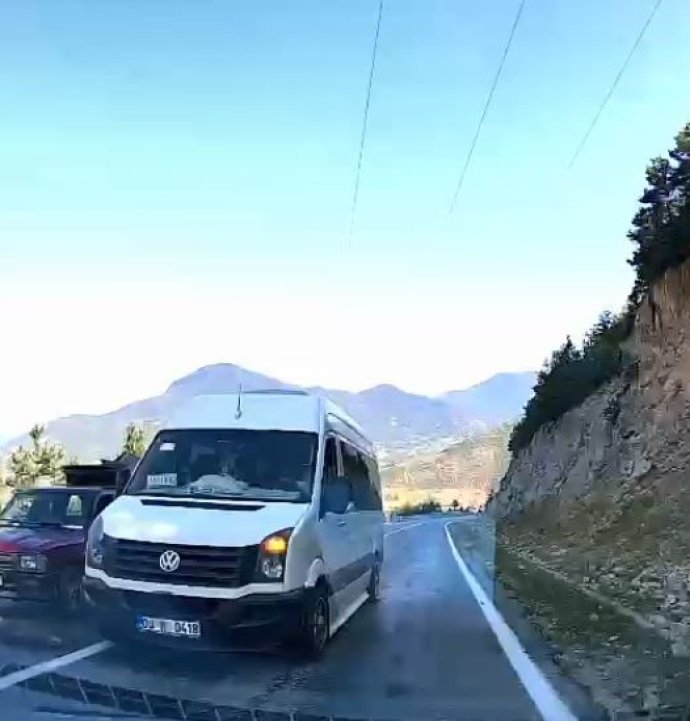 Yolcu minibüsünün hatalı sollaması kamerada