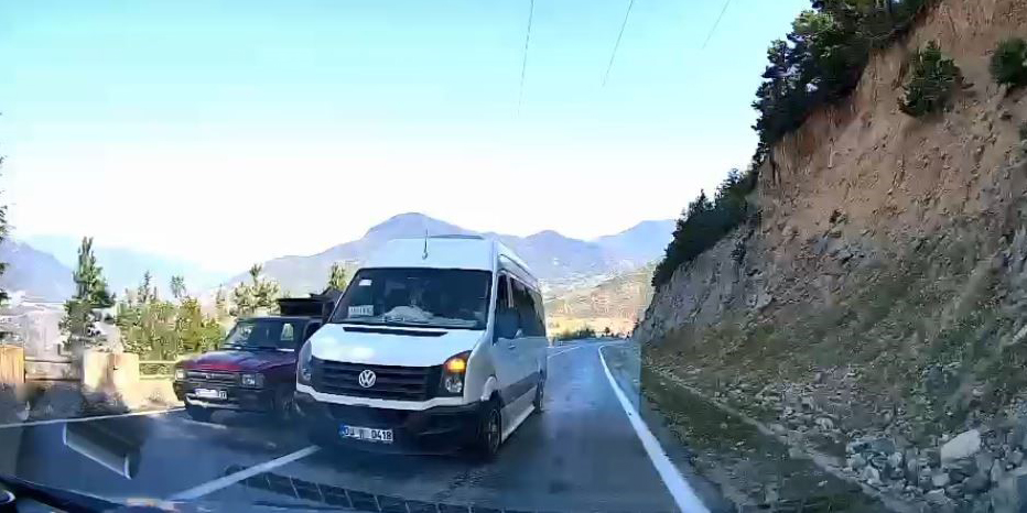 Yolcu minibüsünün hatalı sollaması kamerada
