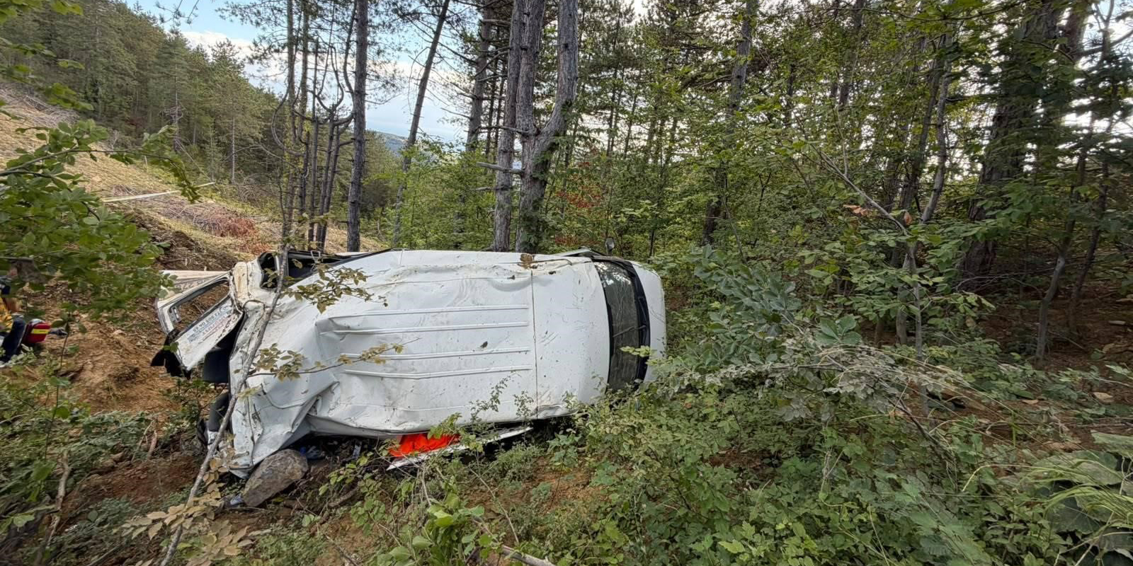İşçileri taşıyan minibüs, şarampole yuvarlandı: 1 ölü, 4 yaralı