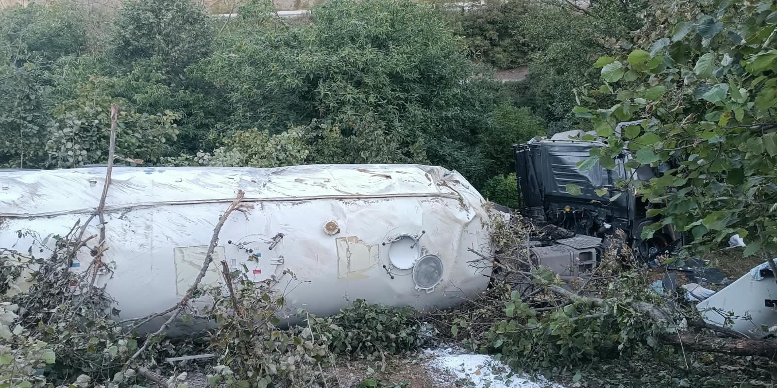 Bolu’da tır devrildi: 1 ölü, 1 yaralı