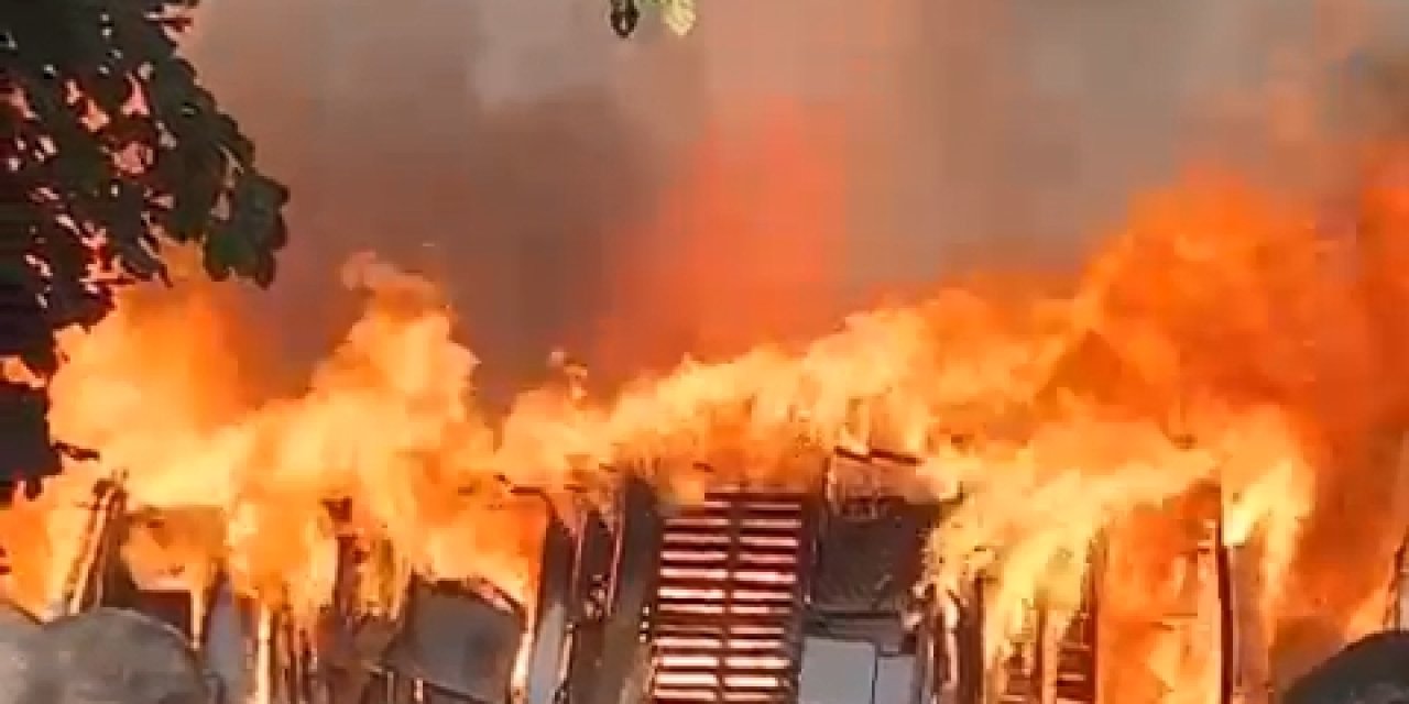 Mahallelinin Yaptığı Garaj Alev Alev Yandı; O Anlar Kamerada