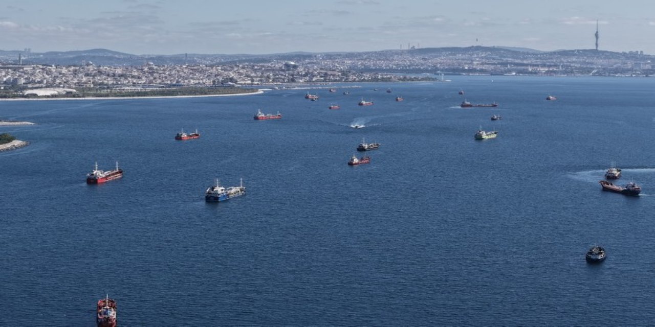 Karadeniz'deki saldırı riski nedeniyle ilerleyemeyen gemiler, İstanbul açıklarını adeta otoparka çevirdi