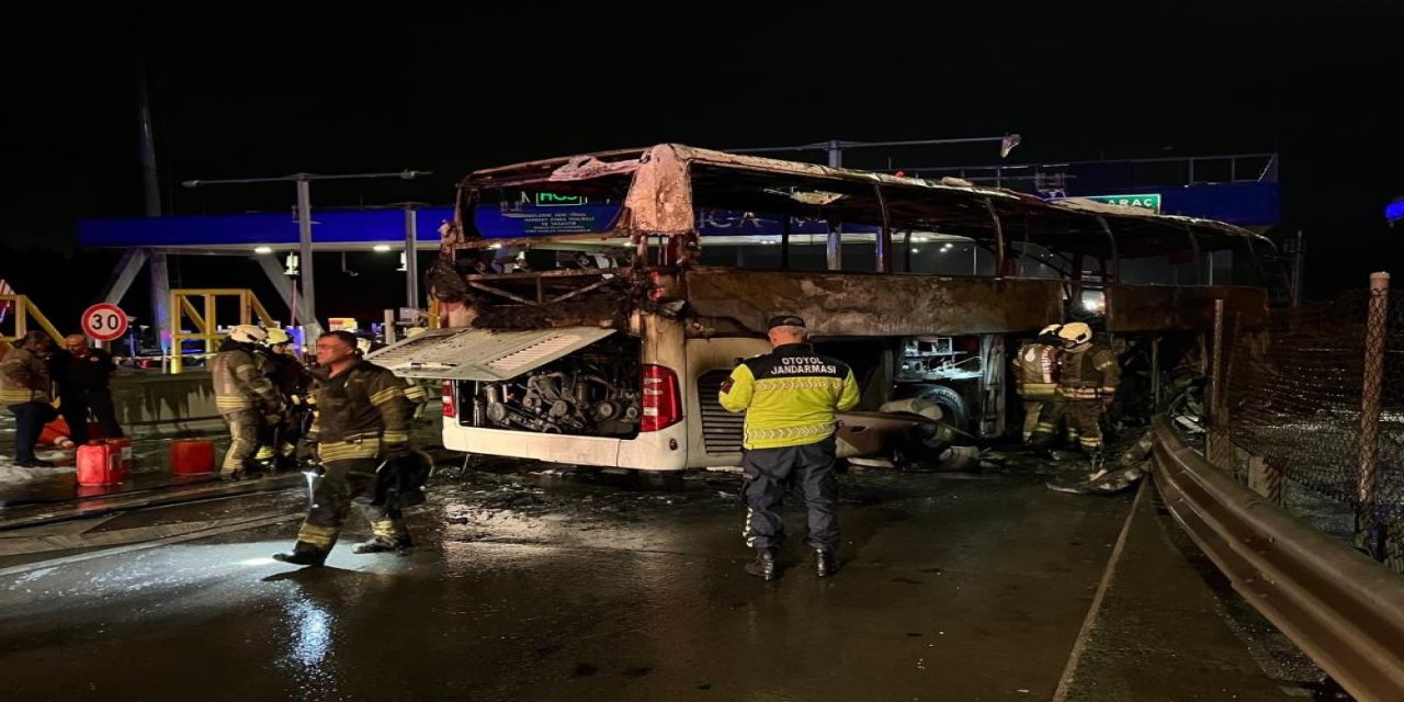 Bariyerlere çarpan yolcu otobüsü alev alev yandı: 2 Ölü, 8 yaralı