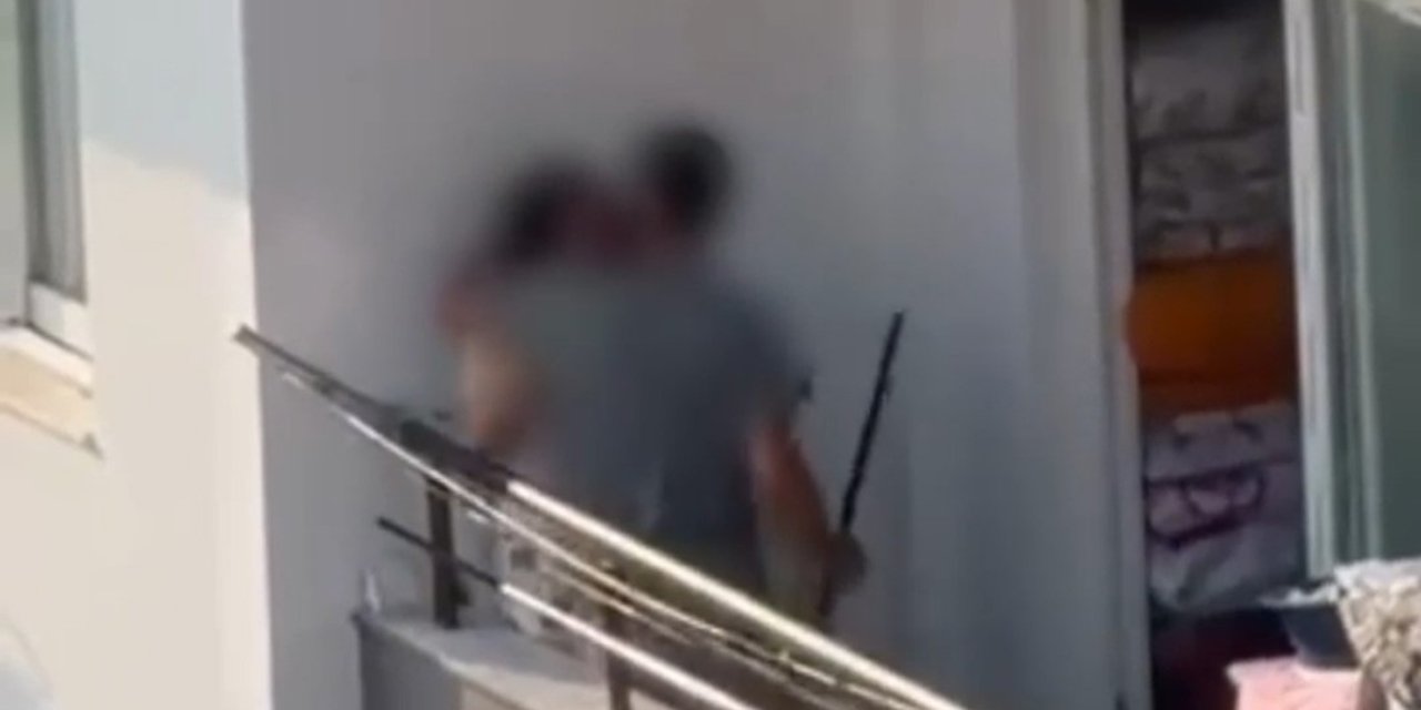Kadını balkonda sopa ile darp etti