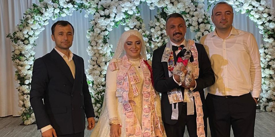 Düğünde altın yerine köpek taktı