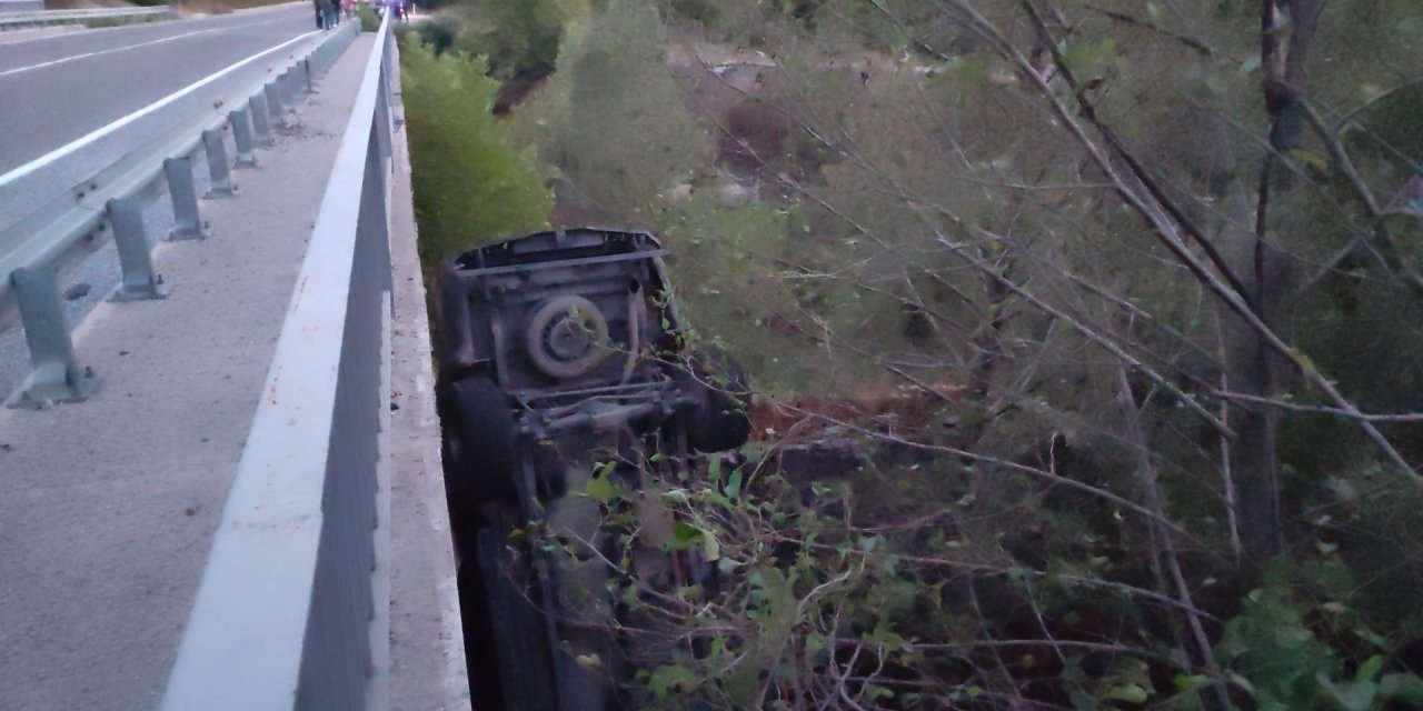 Kamyonet, Dere Yatağına Uçtu: 4 Yaralı