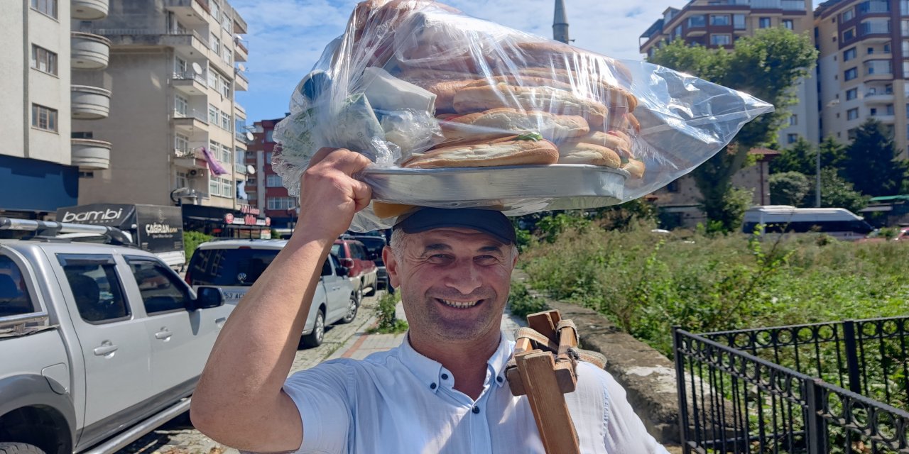 Rize'de 34 yıldır ekmeğini başının üstünde taşıdığı tepsi ile kazanıyor