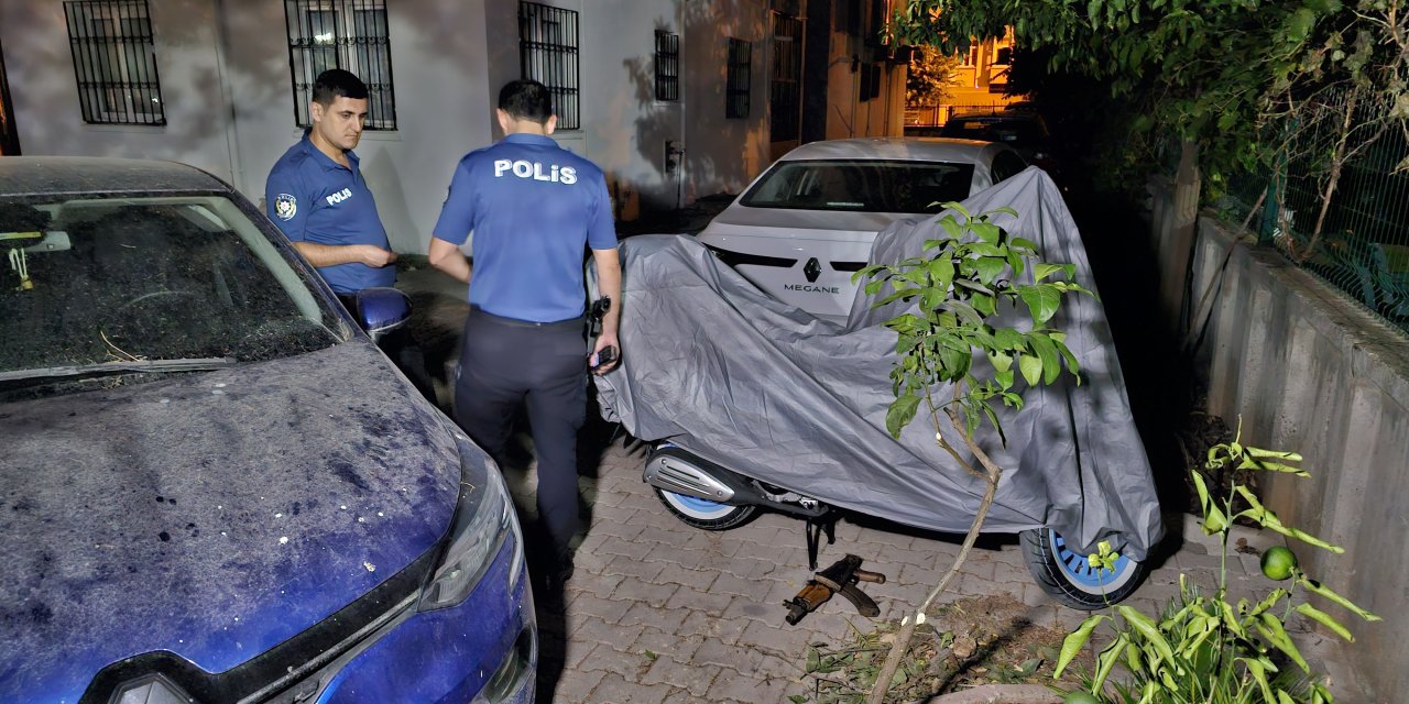 Bekçileri Görünce Kalaşnikof'u Ve Çalıntı Motosikleti Bırakıp Kaçmaya Başladılar