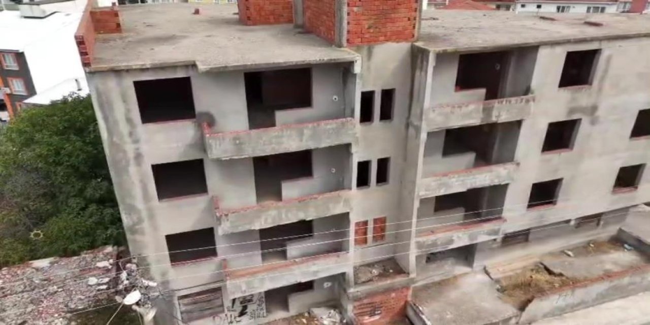 Karacabey'de 30 yıldır tamamlanmayı bekleyen bina mahalleliyi tedirgin ediyor