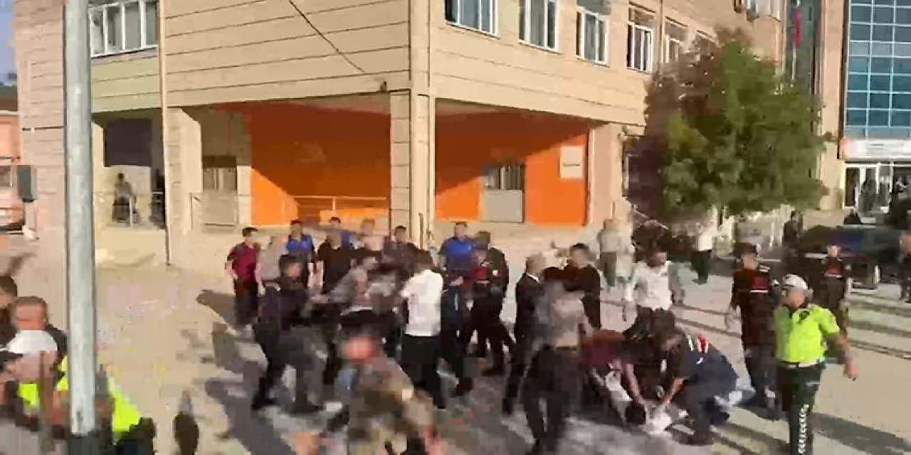 Manisa'da okul önünde silahlı saldırı: Yaralı öğrenciler var