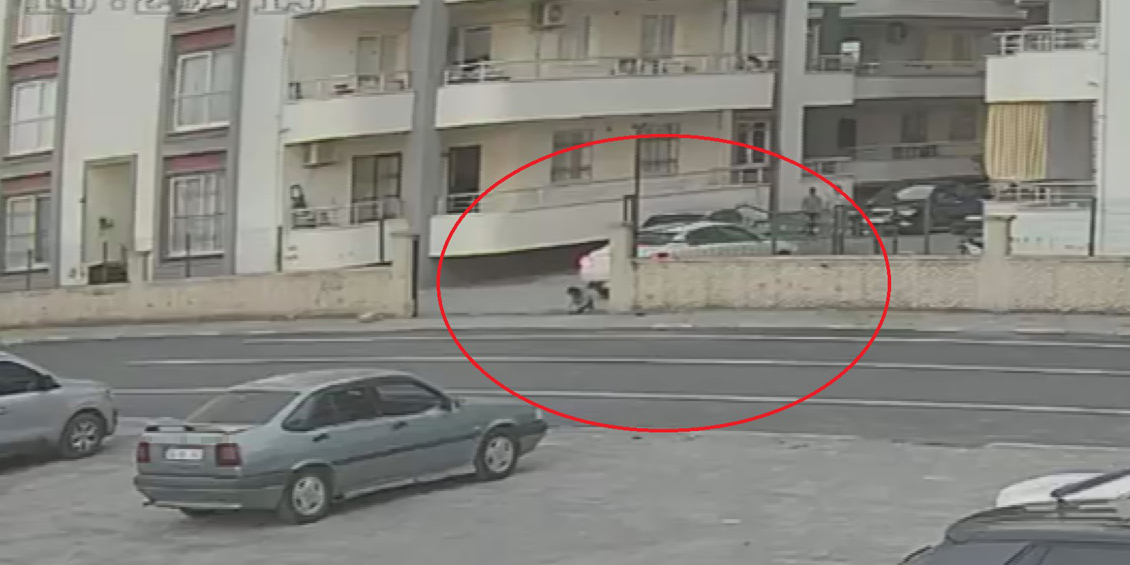 Oyun oynayan 4 yaşındaki çocuk, geri manevra yapan otomobilin altında kaldı