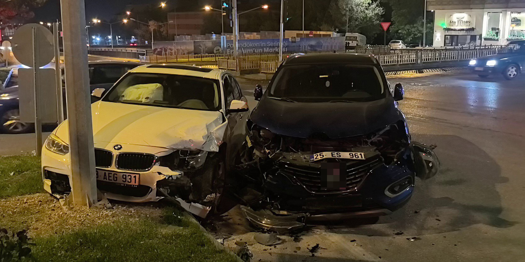 Erzurum'da kavşakta otomobiller çarpıştı: 2 yaralı