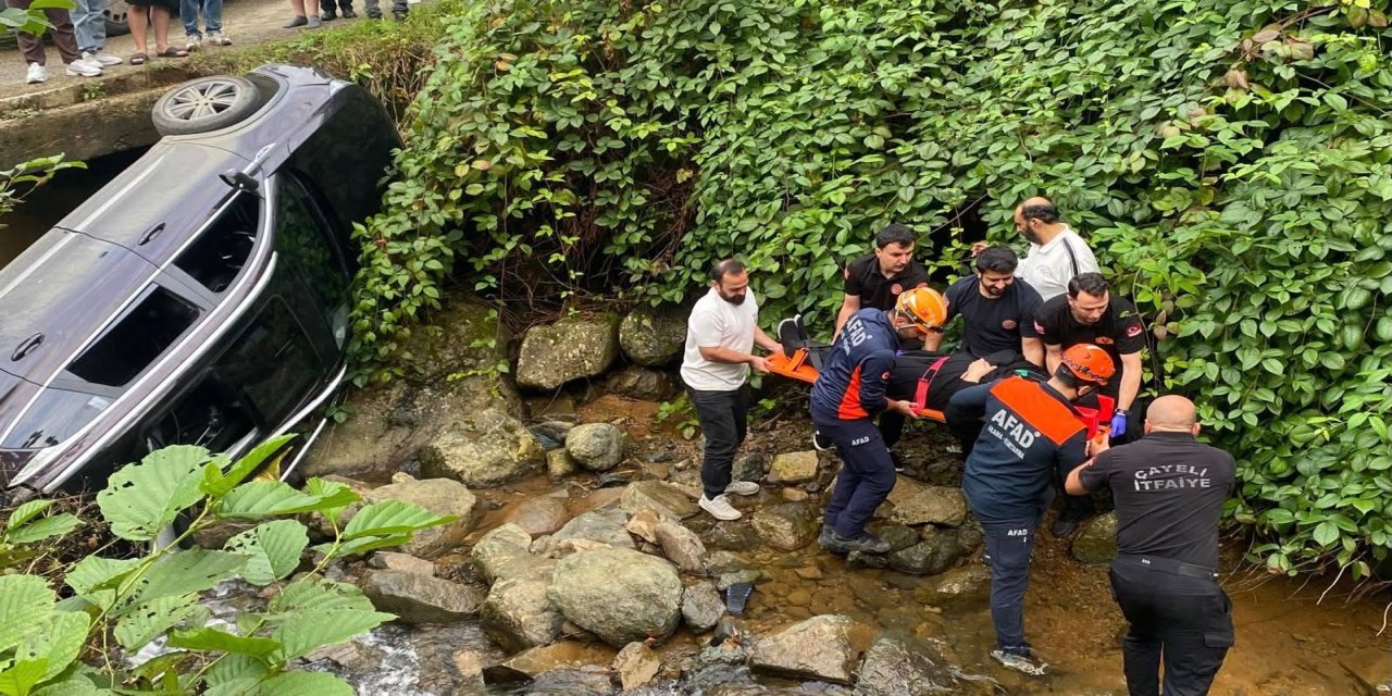 Rize'de Turistleri Taşıyan Otomobil Köprüden Devrildi: 6 Yaralı!