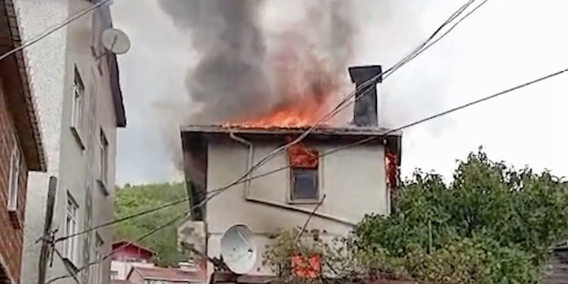 Kastamonu'da iki katlı ev alev alev yandı
