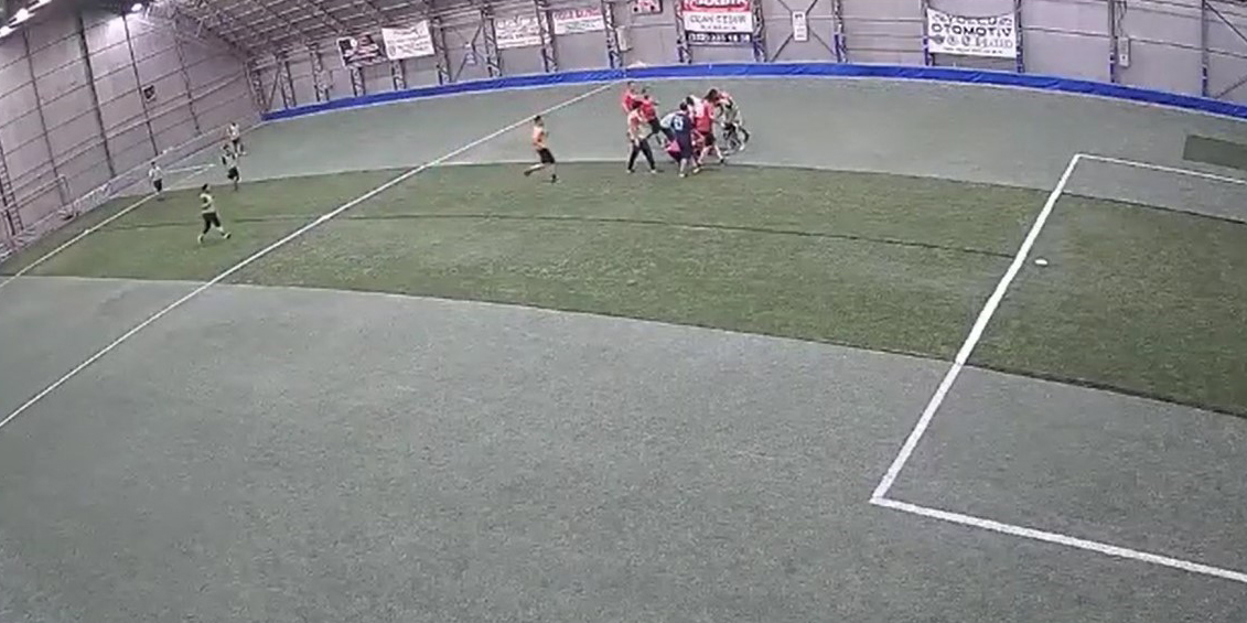 Halı sahada kalp krizi geçiren sağlık çalışanı hayatını kaybetti